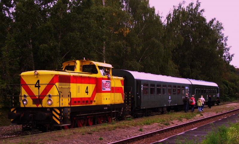MEG 4 mit dem Leerzug vom Winzerfestsonderzug aus Leipzig, am 08.09.2007 im Bf Freyburg. Der Leerzug wurde bis zur abendlichen R�ckfahrt in Naumburg Hbf abgestellt.
