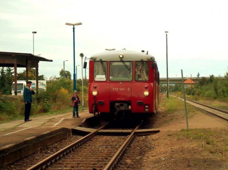 OBS 772 141-8 + 772 140-0 w�hrend unserer  Zwei-L�nder-Rundfahrt  am 07.09.2008 im Bf Freyburg. Herr Wrobel als Schaffner sorgt f�r die p�nktliche Abfahrt des Zuges.