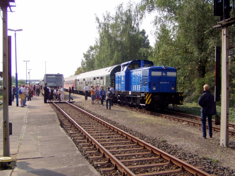 PRESS 346 019-6 mit einem Winzerfestsonderzug aus Leipzig, im Bf Freyburg; 10.09.2005 (Foto: Mario Fliege) 
