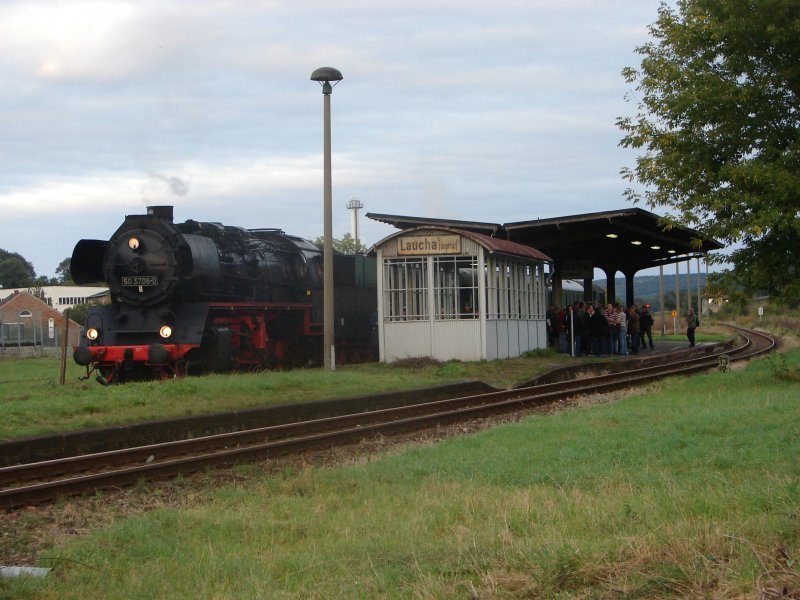 TG 50 3708-0 e.V. mit dem Sonderzug auf der abendlichen R�ckfahrt von Freyburg �ber Artern nach Halberstadt, am 08.09.2007 im Bf Laucha. (Foto: Dieter Thomas)