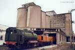 Die Dampfspeicherlokomotive vom ehem. VEB Zuckerfabrik Walschleben 2 (FLC 03 119) und die Kali Roßleben Werklok 4 am 25.04.1997 im Zementwerk Karsdorf. (Foto: Henk Hartsuiker)