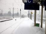 Burgenlandbahn im Schnee - ein LVT der Burgenlandbahn als RB nach Naumburg Ost, bei der Ausfahrt im Hbf am 21.12.2010.