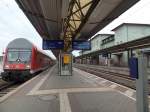 Der Bahnsteig 2 und 3 mit der RB 16517 nach Saalfeld, am 10.07.2015 in Naumburg Hbf.