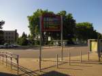 Der neue Zielanzeiger f�r Z�ge, Busse und Stra�enbahnen, am 08.09.2015 in Naumburg Hbf.