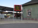 Der neue Zielanzeiger f�r Z�ge, Busse und Stra�enbahnen, am 08.09.2015 in Naumburg Hbf.