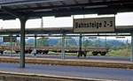 Am 19.08.1990 warten sowjetische Soldaten in Naumburg Hbf auf ihren Zug.