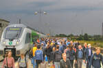 KI generiertes Vorschaubild der evtl. Zustände am Bahnsteig 4 ab dem 14.12.2025. Dann endet & beginnt die RB20 aus / nach Eisenach bereits in Naumburg (S) Hbf. Denn auf Wunsch der Lokalpolitiker fährt ab Fahrplanwechsel die S-Bahn Mitteldeutschland als S6 zwischen Leipzig Hbf und Naumburg. Bedeutet alle Reisenden steigen am Bahnsteig 3 aus dem Zug von Abellio in den am Bahnsteig 4 stehenden Zug der S-Bahn Mitteldeutschland.