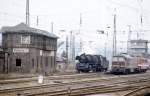 1986 konnte man bei der DR noch alle drei Traktionsarten Dampf, Diesel und Elektro im Plandienst erleben! Die Baureihen 41, 132 und 242 geben sich im Naumburger Hauptbahnhof ein Stelldichein;