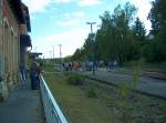 Zahlreiche G�ste des Freyburger Winzerfests reisten mit der Bahn an und bescherten dem Bahnhof Freyburg wieder volle Bahnsteige; 12.09.2009 
