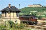 Am 02.09.1980 fotografierte Dick Lawrence die DR 132 108-2 im Bahnhof Freyburg neben dem Stellwerk B1.