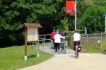 Radfahrer am 28.06.2013 am Hp Balgst�dt, die den n�chsten Zug der Burgenlandbahn nutzen m�chten.