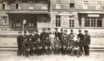 Bahnhofskollektiv vor dem Lauchaer Bahnhofsgeb�ude; 1949 oder 1950 (Foto: Familie Gorsegner)