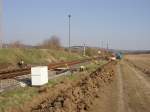 Am 30.03.2004 fanden am Ostkopf vom Bf Laucha Vorarbeiten f�r das verkabeln des heutigen Lichtsignals statt.