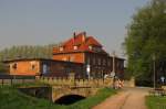 Das Bahnhofsgeb�ude von Laucha, was teilweise noch f�r Gesch�ftsr�ume genutzt wird.