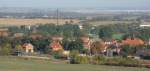 Blick vom Ensberg bei Laucha auf den Lauchaer Bahnhof mit einer RB nach Wangen und Naumburg Ost am 30.09.2012.
