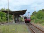 DR 171 056-5 + DB 972 771-0 der Wisentatalbahn am Bahnsteig in Laucha (Unstrut).