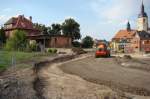 Bauarbeiten f�r die neue Bahn-Bus-Schnittstelle am 06.08.2013 am Bahnhof Laucha.