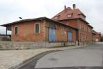 Das Lauchaer Bahnhofsgeb�ude mit der ehemaligen G�terabfertigung im Vordergrund am 08.12.2013.