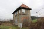 Das ehemalige Stellwerk Lo (Gleisseite), am Ostkopf vom Lauchaer Bahnhof am 08.12.2013.