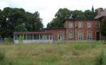 Das Gebäude der damaligen Bahnhofsgaststätte in Laucha, am 12.07.2009.