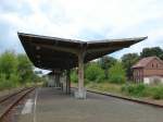 Der überdachte Mittelbahnsteig in Laucha, am 12.07.2009.