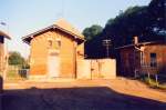 Die Abortanlage und rechts ein H�uschen, was wahrscheinlich zur ehemaligen Bahnmeisterei Laucha geh�rte, die es anfangs noch gab, sp�ter war dort nur noch eine Rotte stationiert.