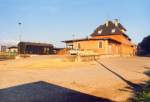 Die Verladerampe neben dem Bahnhofsgeb�ude in Laucha, mit abegestellten Bauzugwagen; 1988 (Foto: G�nther G�bel)