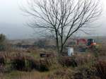 Ein Minibagger legt im Rahmen der Sanierungsarbeiten am 08.11.2011 die alte Bahnsteigkante von ehemaligen Gleis 7 frei.