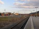 Der Bahnsteig 2 in Laucha mit dem �bergang zur neuen Bahn-Bus-Schnittstelle; 28.02.2015
