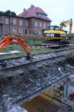 Am 13.10.2015 dokumentierte G�nther G�bel die teilweise Zusch�ttung der Lauchaer Bahnhofsunterf�hrung.