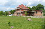 Das ehemalige Bahnhofsgeb�ude mit der Verladerampe am 21.05.2017 in Laucha (Unstrut).