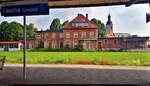Blick vom Bahnsteig in Laucha (Unstrut) auf das ehemalige Bahnhofsgebäude, am 16.06.2021.
