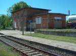 Das Bahnhofsgeb�ude von der Gleisseite her gesehen in Karsdorf; 10.05.2008