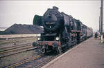 DR 52 8098-7 mit einem Personenzug im September 1975 im Bahnhof Vitzenburg.