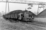 Die N4 (LKM 251184) der VEB Zuckerfabrik Vitzenburg mit Pendelwagen vom Kohlelager zum Heizwerk, am 22.10.1988 im Bahnhof Vitzenburg.