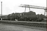 DR 52 8077-1 mit einem Personenzug nach Röblingen, am 14.02.1981 im Bahnhof Vitzenburg.