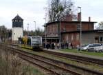 Auf der Fahrt von Naumburg nach Wangen wurde im Bf Nebra ein Zwischenstopp eingelegt und einige Vertreter der Mitwirkenden stiegen noch zu; 09.04.2009 (Foto: Klaus Pollm�cher)