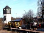 Eine Stopfmaschine bei Bauarbeiten im Bf Nebra am 18.01.2012.