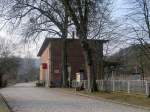 Die Bahnhofsstraße und das Bahnhofsgebäude in Nebra am 16.03.2015.