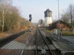 Der Wasserturm und die Bahnhofsausfahrt Richtung Naumburg, am 16.03.2015 in Nebra.