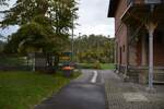 Der Weg von der Bahn-Bus-Schnittstelle zum Bahnsteig, am 21.10.2020 in Nebra.