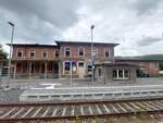 Das Bahnhofsgebäude mit den Bahnsteigen, am 22.08.2021 in Nebra.