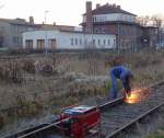 Mit schweren Ger�t wurde am 17.11.2012 im Rahmen eines Arbeitseinsatzes der IG Unstrutbahn daran gearbeitet, die Befahrbarkeit eines Anschlussgleises zur Kalihalde wieder herzustellen.