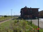 Das Bahnhofsgebäude und Reste vom früheren Ladegleis, am 09.09.2004 in Roßleben.