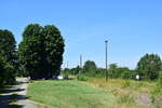 Blick am 30.07.2020 von der Ladestra�e auf den ehemaligen Bahnhof Donndorf (Unstrut) in Richtung Artern. Einst ein kleiner mechanischer Bahnhof mit Laderampe und Kreuzungsgleis gewesen, ist er heute lediglich noch Haltepunkt an der Unstrutbahn. Im Empfangsgeb�ude befand sich einst ein kleines mechanisches Stellwerk, heute befindet sich dort die Kelterei im Bahnhof Donndorf. Seit Ende 2006 ist hier der Nahverkehr bis auf einzelne Sonderfahrten eingestellt. (Foto: Dennis Fiedler)