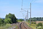 Blick vom Bahn�bergang der B86 in Reinsdorf (b Artern) auf die Strecke von Sangerhausen nach Erfurt, am 30.07.2020. Links gab es fr�her eine Verbindungskurve zur Unstrutbahn in Richtung Naumburg (S). Das zweite Gleis auf dem Bild ging einst von Artern bis Bretleben. An einigen Stellen entlang der Strecke erkennt man noch den alten Bahndamm f�r das fr�here zweite Gleis. (Foto: Dennis Fiedler)