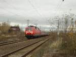 DB 120 152-4 mit dem umgeleiteten EN 452 von Moskva Belorusskaja nach Paris Est, am 04.11.2013 beim Kreuzungshalt in Artern.