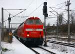 DB 219 084-1 mit dem RE 16191  Harz-Express  von Erfurt Hbf nach Thale, am 07.12.2013 in Artern.