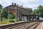 Der Bahnsteig 1 mit dem Empfangsgeb�udes in Artern, am 16.08.2021.