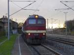 Der Fotog�terzug gezogen von 120 295 erreicht auf der R�ckfahrt von Nebra den Bahnhof Artern.